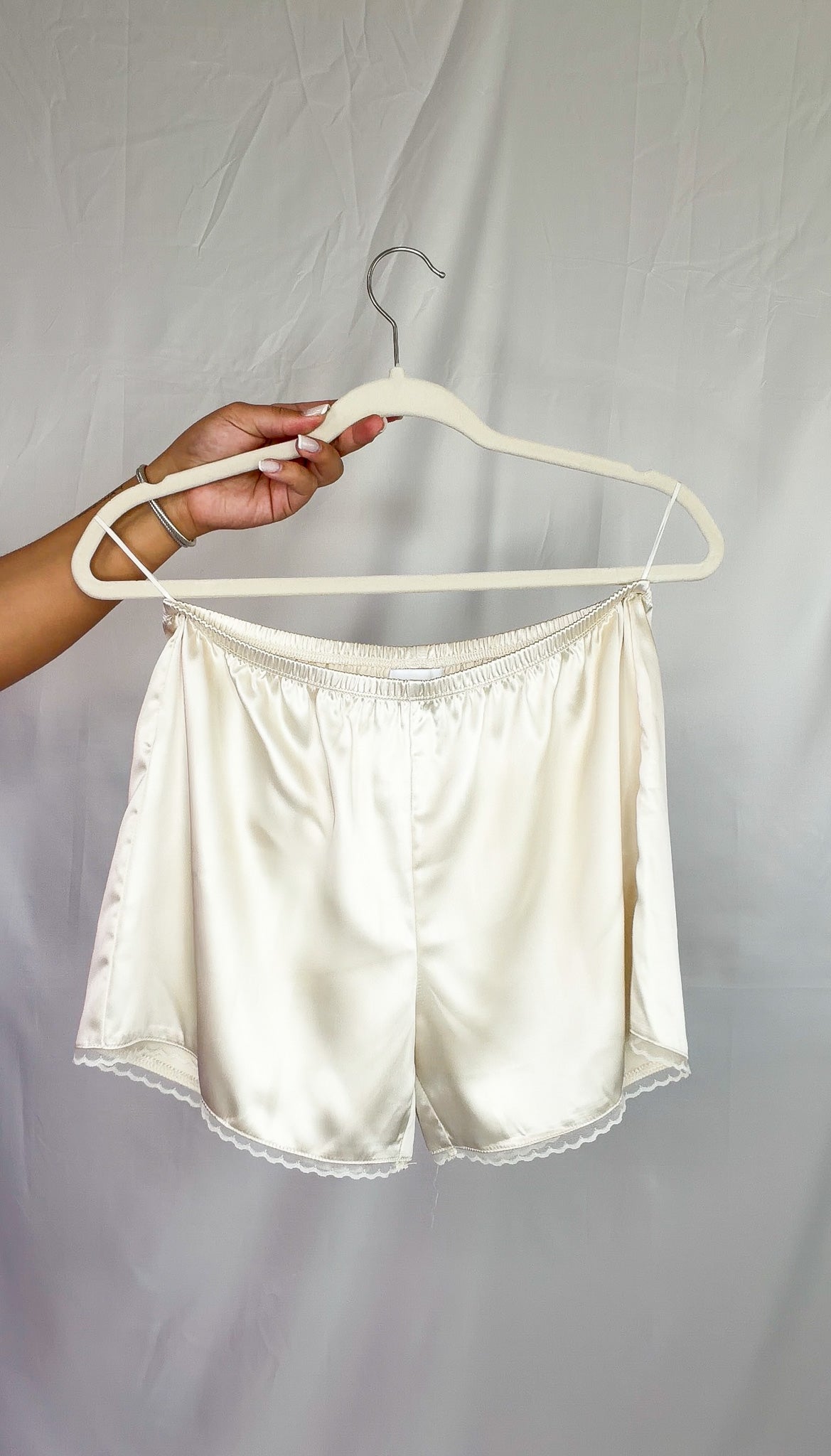 lace trim satin short - cream